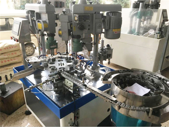 生產(chǎn)多軸攻牙機(jī)